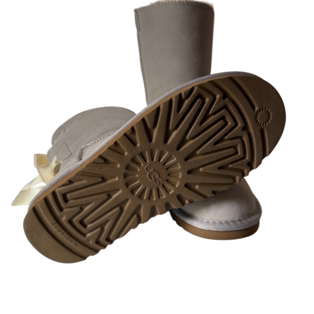 FREE WITH PURCHASE !! Cream Faux Shearling Bow Winter Boots - Picture 7 of 8